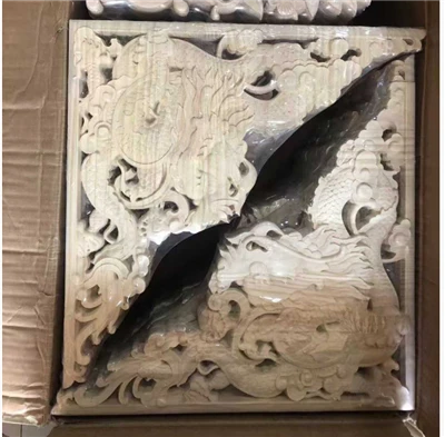 زخارف منحوتة من الخشب الصلب